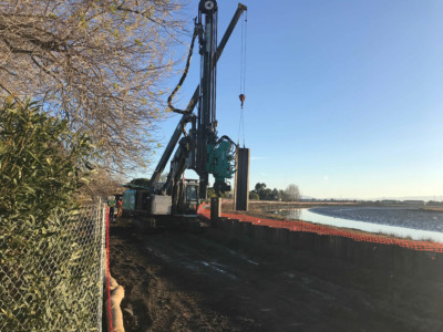 Tractor installing sheet piles